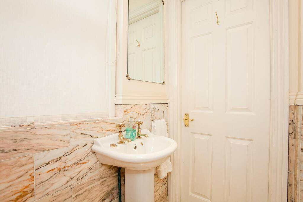 Bright 2 Bedroom Flat In Central ลอนดอน ภายนอก รูปภาพ