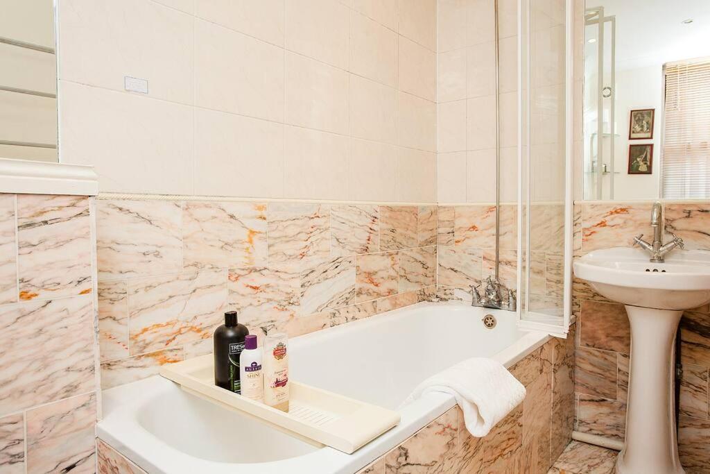 Bright 2 Bedroom Flat In Central ลอนดอน ภายนอก รูปภาพ